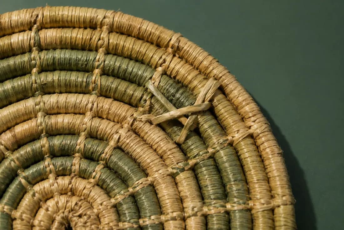 The visible flaw on ON-F-01: One coaster has a crossed stitch at the third coil. The set spans 5 mm between its largest and smallest piece.