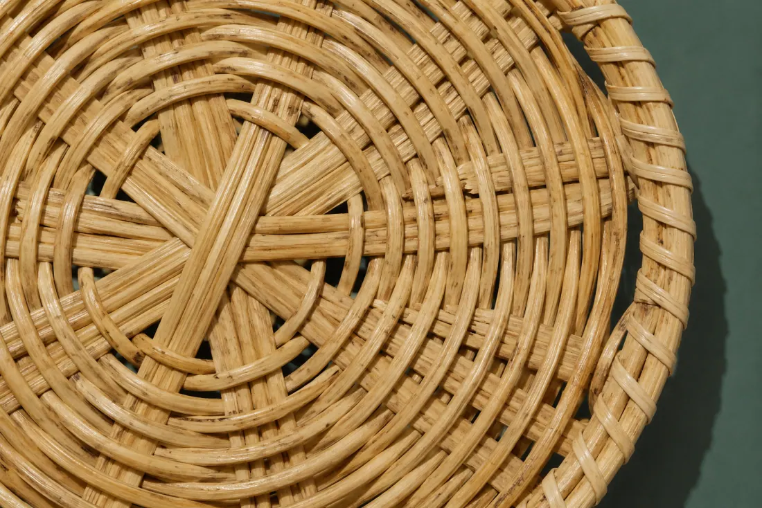 The weave and rim of ON-A-03 in close-up. Base woven from a six-point cross; the wall pattern shifts by half a stake at the 140 mm mark where the second weaver bundle starts.