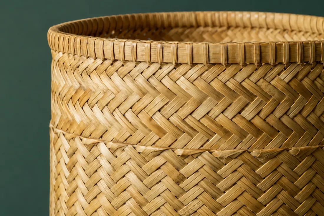 The weave and rim of ON-A-06 in close-up. Twill runs up the wall at a constant angle and steps once at 260 mm where a strip was joined.
