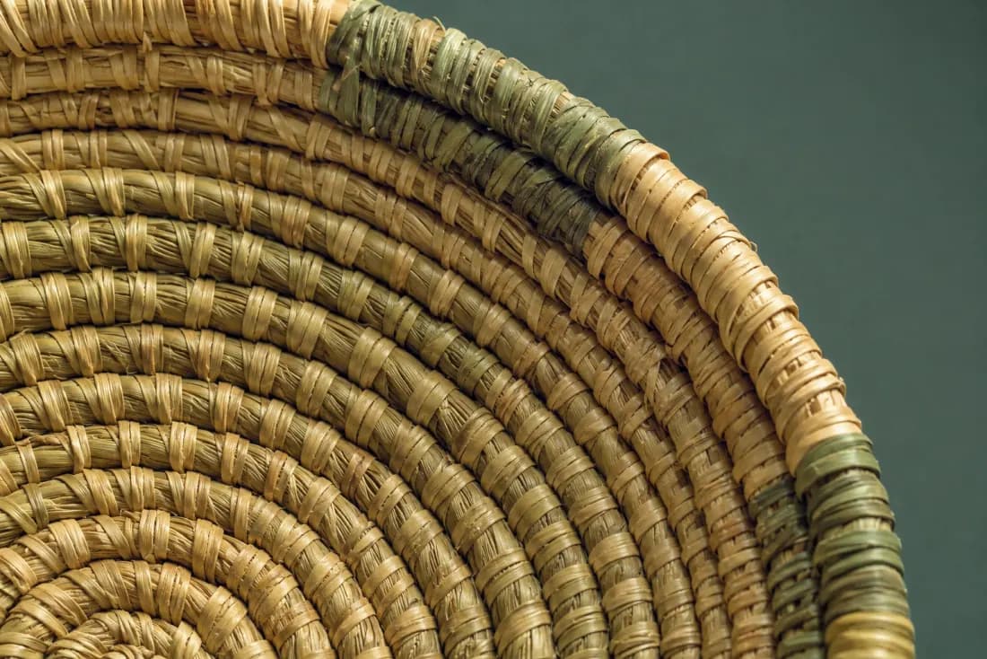 The weave and rim of ON-A-08 in close-up. Coil starts at the base centre and climbs anticlockwise; the finish tapers out over the last 70 mm of the rim.