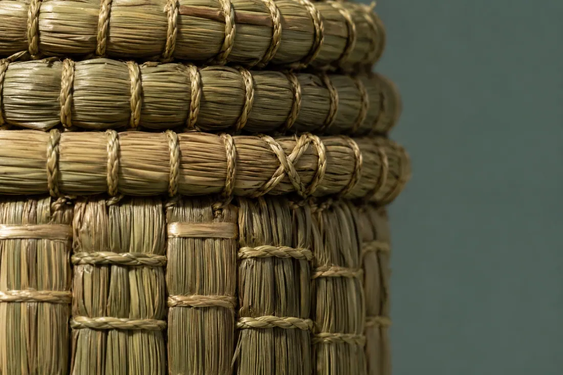 The visible flaw on ON-A-08: Two stitches are crossed on the third coil above the base, on the right side. A 3 mm gap sits between coils at the back where the bundle thinned.