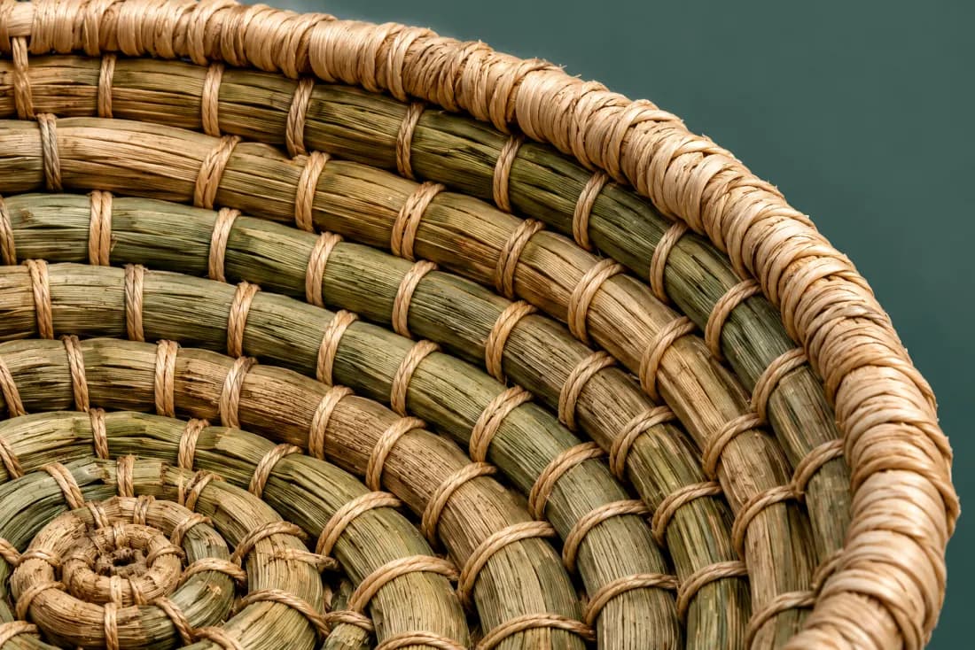 The weave and rim of ON-A-09 in close-up. Coil starts at the base centre and climbs clockwise; the finish is cut square rather than tapered.