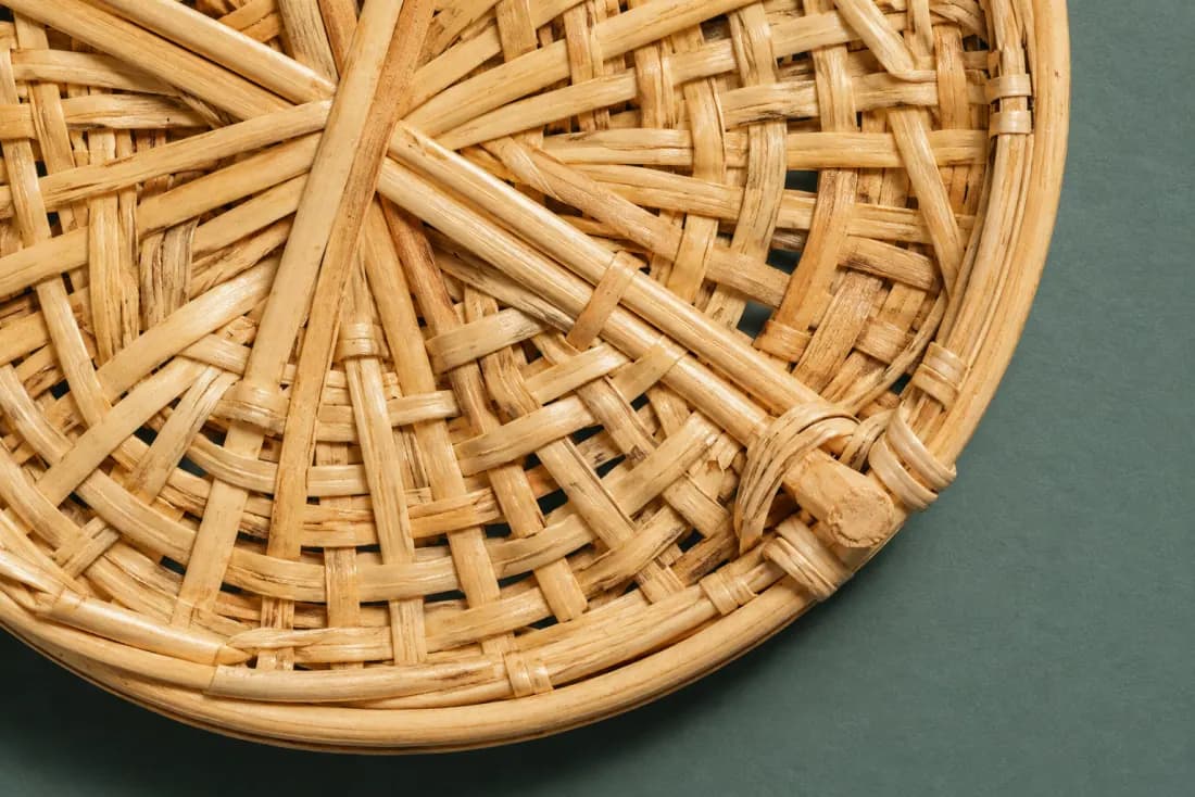 The weave and rim of ON-B-02 in close-up. Eight-point cross with the closing stake at four o’clock; the weave tightens over the last two rounds.