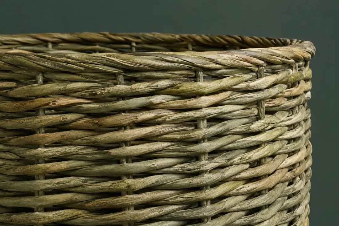 The weave and rim of ON-C-04 in close-up. Twisted rush wound around a straight former; the wind closes at the back seam, top to bottom.