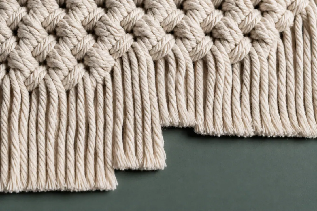 The visible flaw on ON-D-06: The fringe cut steps by 5 mm where the two passes met. One sinnet is a knot shorter than the other three.