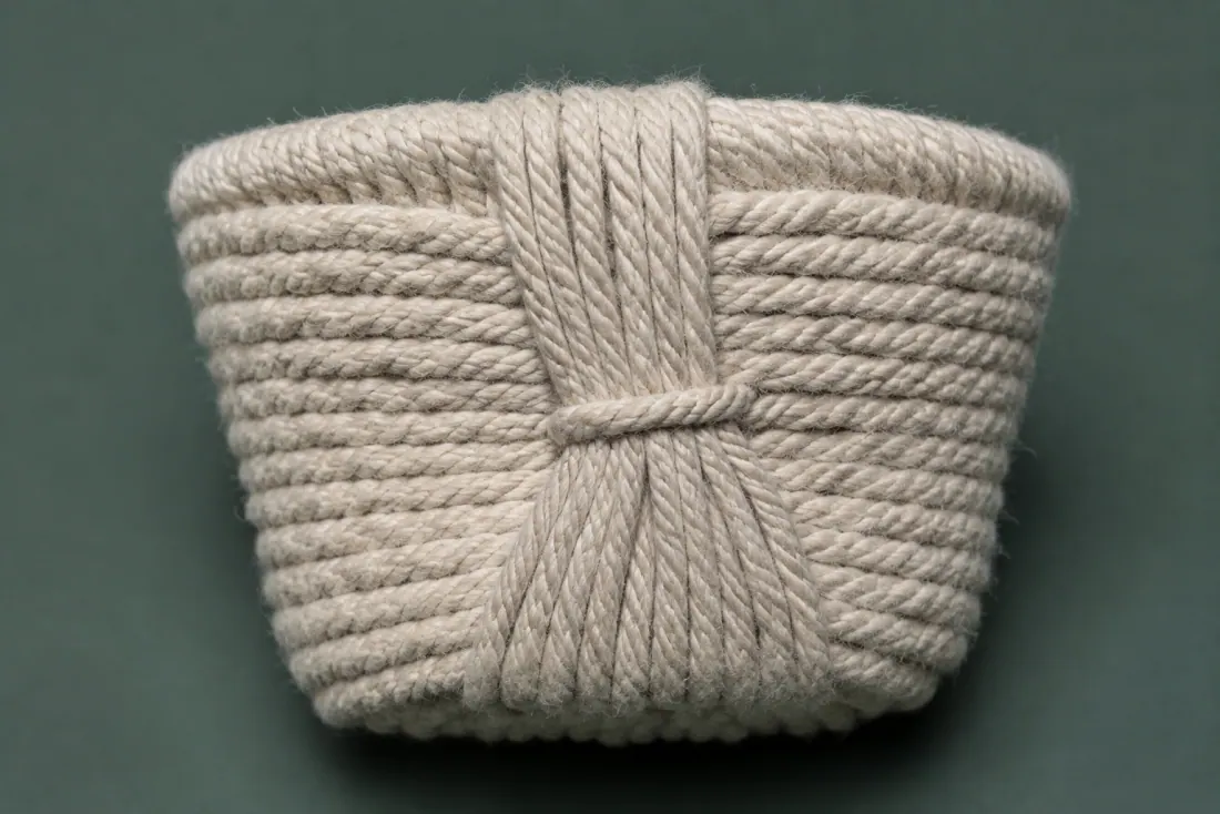 The visible flaw on ON-D-07: The gather band sits 11 mm off centre. Two cords in the left sinnet have frayed open near the fringe.