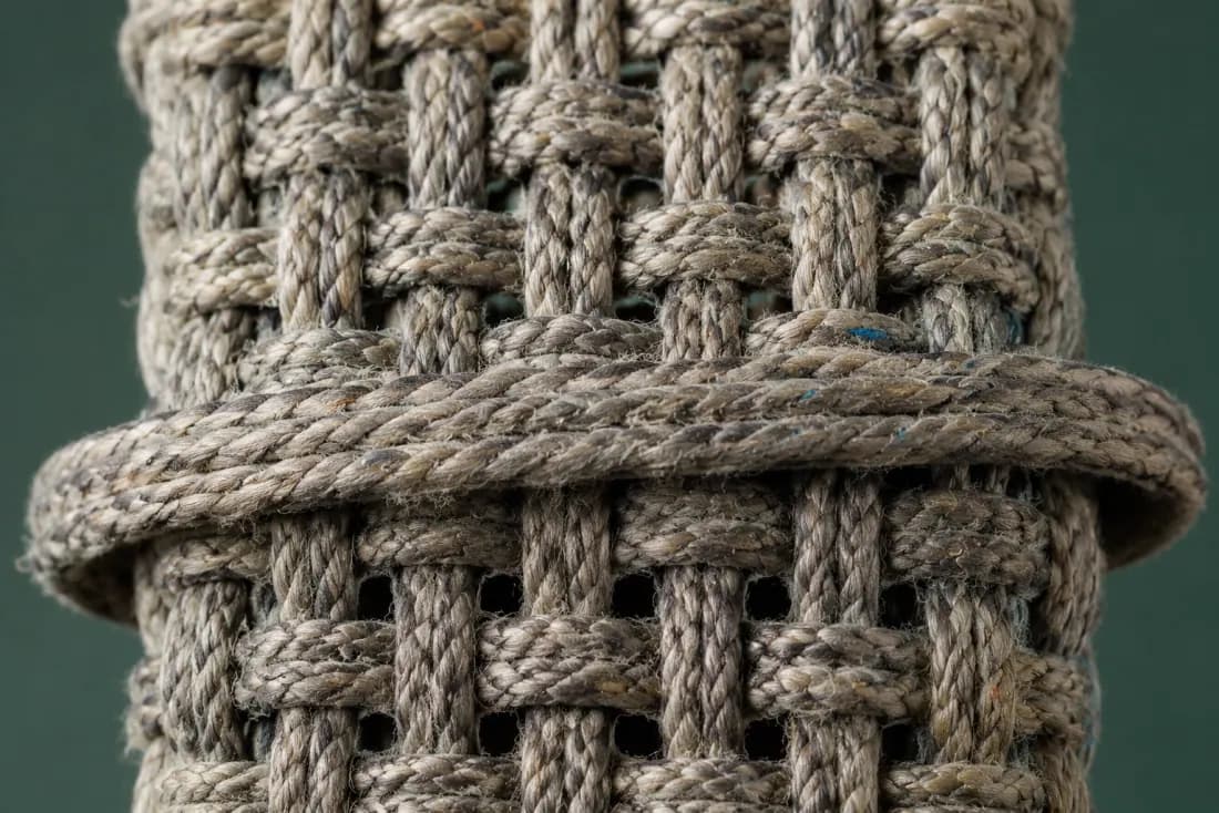 The visible flaw on ON-D-10: The crossing band is 7 mm off level. One cord has a hard slub about 20 mm long in the third sinnet.