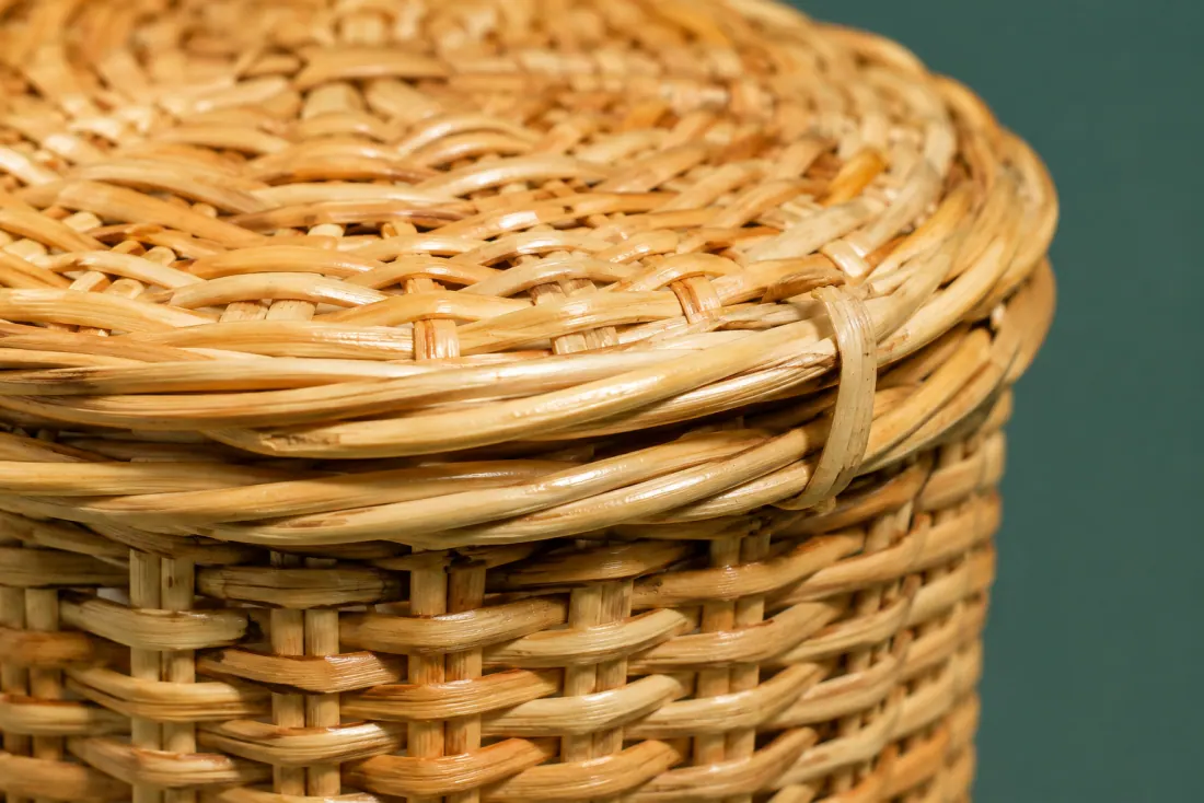 The weave and rim of ON-E-01 in close-up. Body woven up from a six-point base; the lid is worked separately and closes at the front.
