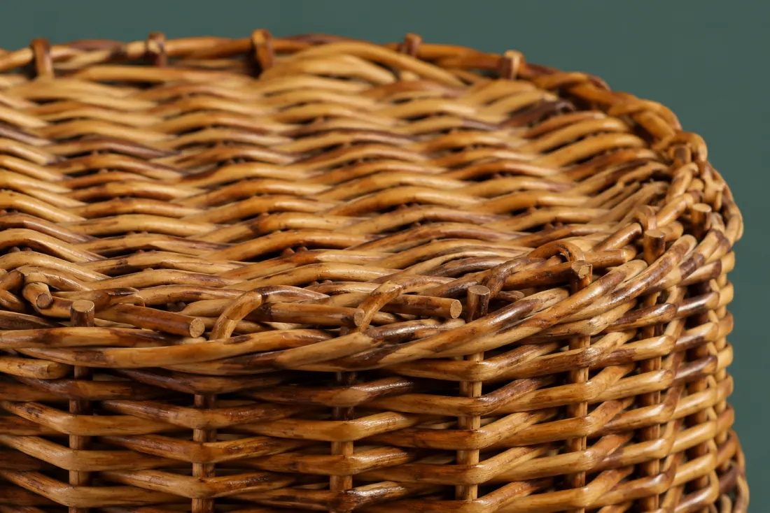 The weave and rim of ON-E-03 in close-up. Slath base with randed walls; the lid border closes at the left and the rod butts point inward.