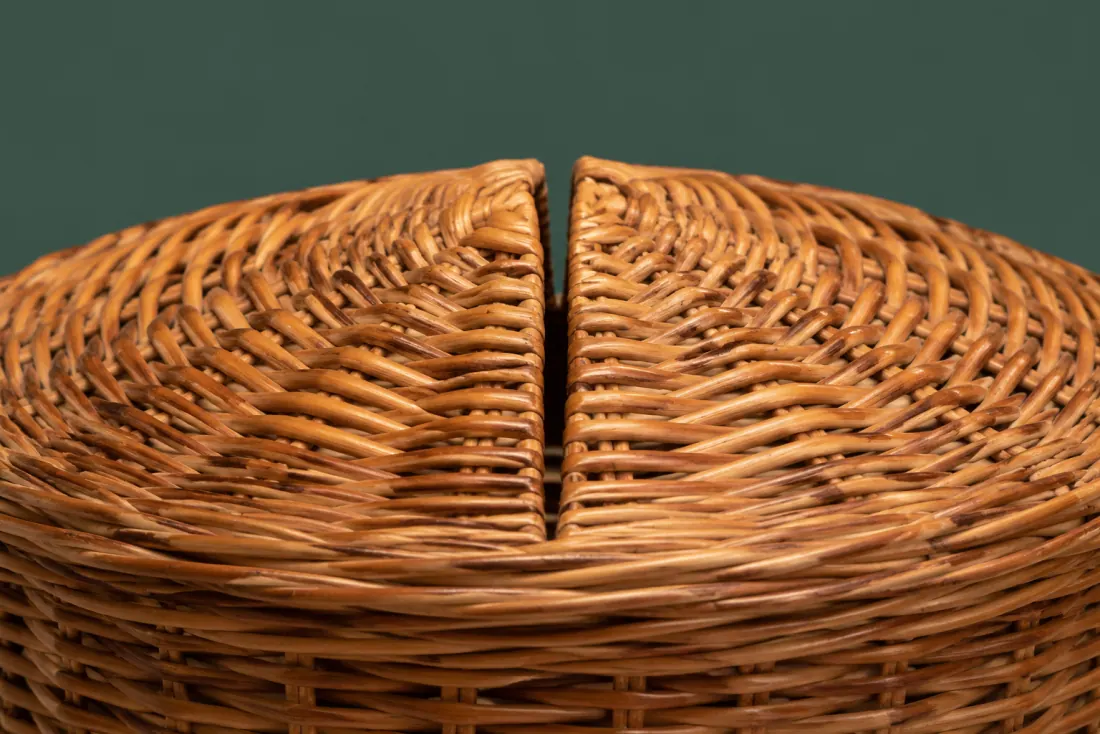The visible flaw on ON-E-04: The two lid leaves meet with a 4 mm gap at the centre. One rod butt protrudes 3 mm under the left handle.