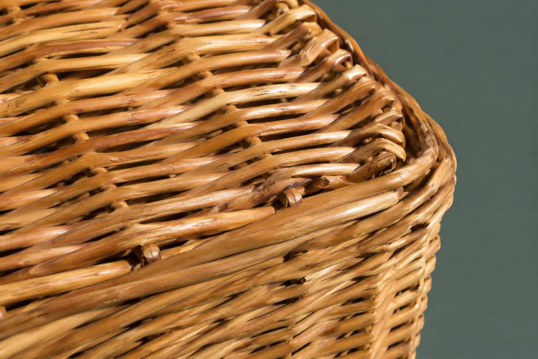The weave and rim of ON-E-05 in close-up. Slath laid across the short axis with a doubled base; the lid leaves close on the long-axis centreline.