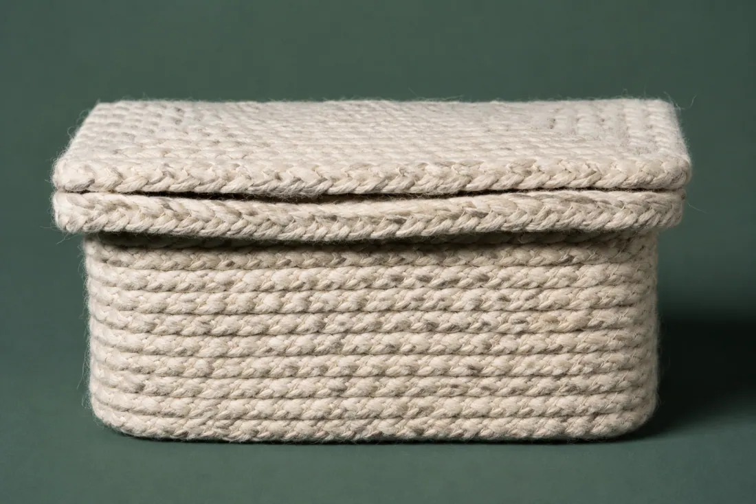 The visible flaw on ON-E-07: The lid overhangs unevenly, by 3 mm more at the front. A 20 mm flattened section runs along the body rim on the right.