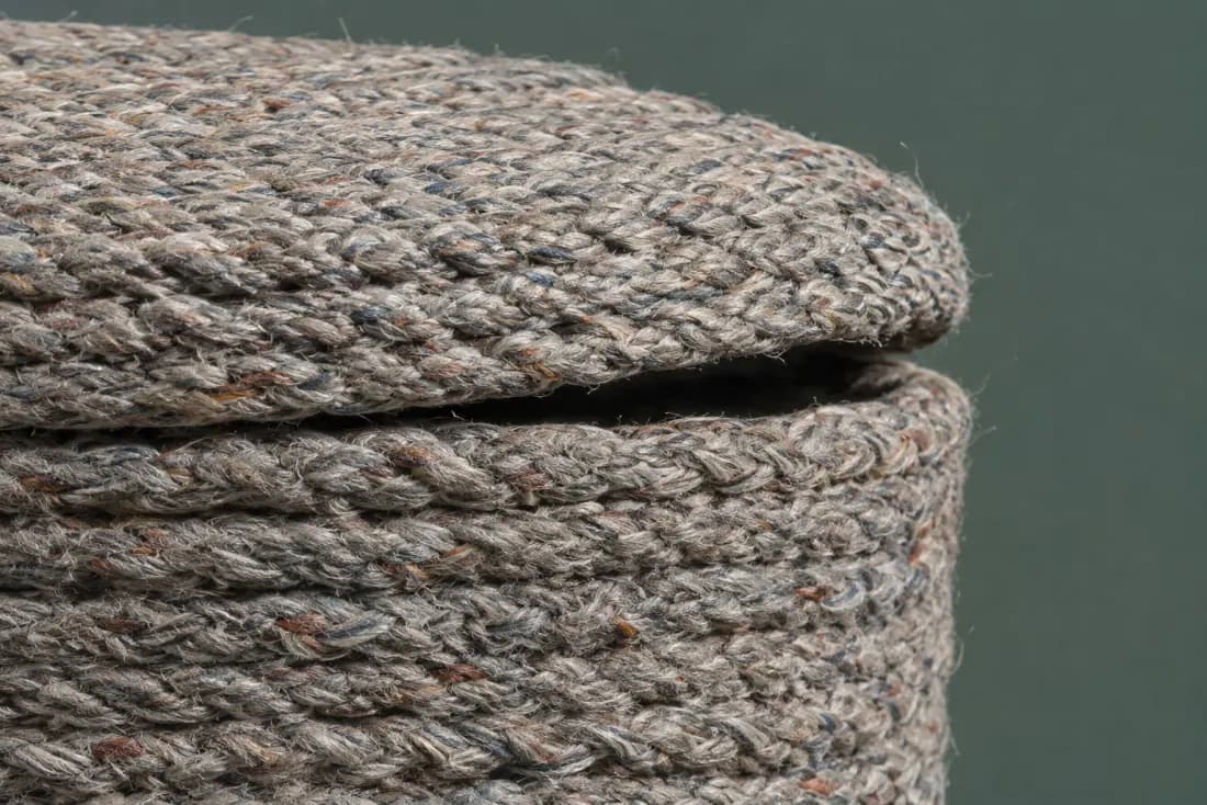The visible flaw on ON-E-10: The lid closes with a 5 mm gap at the front right. Two loops of loose fibre stand out of the cord on the back wall.